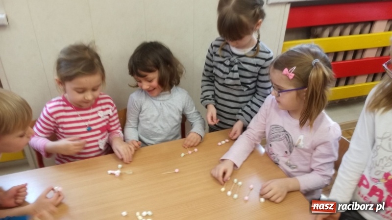 Zdjęcie w galerii na portalu naszraciborz.pl: Dzień z Eksperymetami w przedszkolu w Turzu wiadomości z regionu