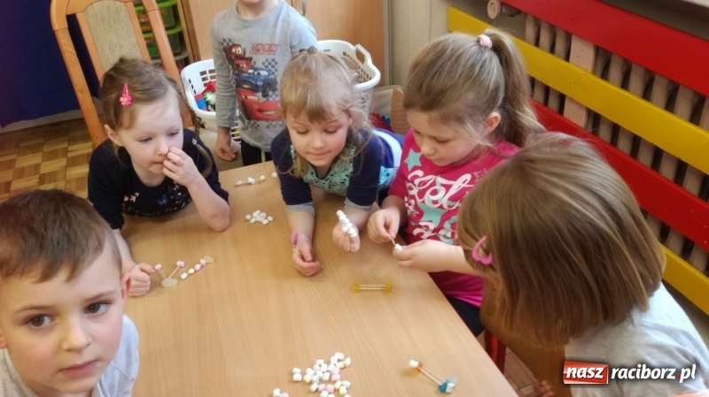 Zdjęcie w galerii na portalu naszraciborz.pl: Dzień z Eksperymetami w przedszkolu w Turzu wiadomości z regionu