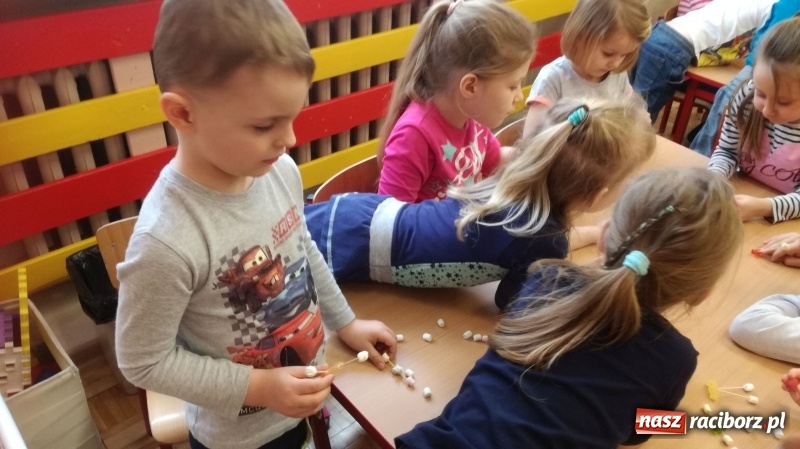 Zdjęcie w galerii na portalu naszraciborz.pl: Dzień z Eksperymetami w przedszkolu w Turzu wiadomości z regionu