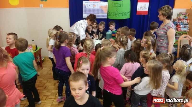 Zdjęcie w galerii na portalu naszraciborz.pl: Dzień z Eksperymetami w przedszkolu w Turzu wiadomości z regionu