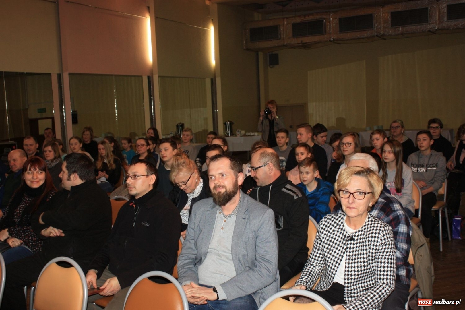 Zdjęcie w galerii na portalu naszraciborz.pl: Leszek Jodliński w Miejskim Ośrodku Kultury w Krzanowicach wiadomości z regionu