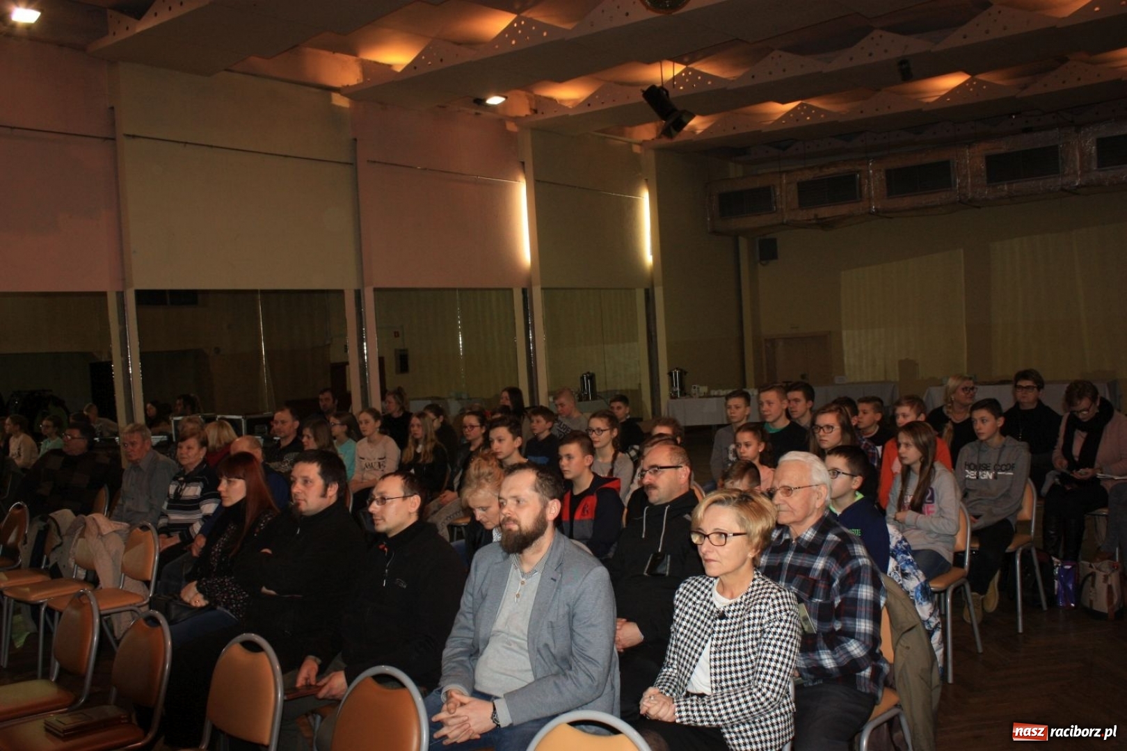 Zdjęcie w galerii na portalu naszraciborz.pl: Leszek Jodliński w Miejskim Ośrodku Kultury w Krzanowicach wiadomości z regionu