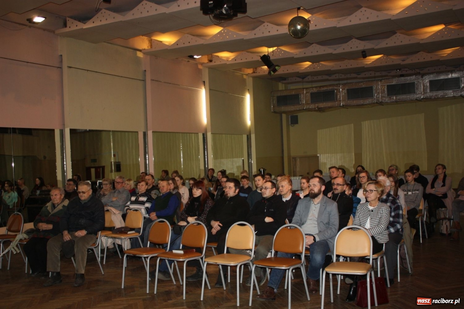 Zdjęcie w galerii na portalu naszraciborz.pl: Leszek Jodliński w Miejskim Ośrodku Kultury w Krzanowicach wiadomości z regionu