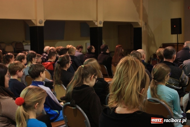 Zdjęcie w galerii na portalu naszraciborz.pl: Leszek Jodliński w Miejskim Ośrodku Kultury w Krzanowicach wiadomości z regionu