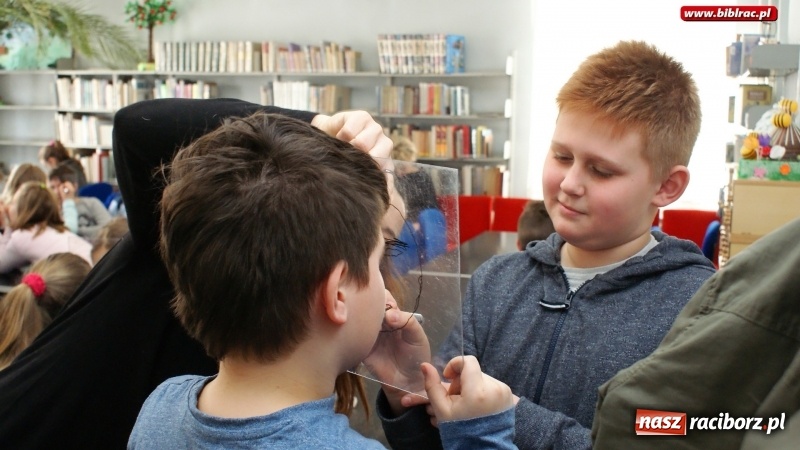 Zdjęcie w galerii na portalu naszraciborz.pl: Sztuka portretu z Justyną Styszyńską w raciborskiej bibliotece wiadomości z regionu