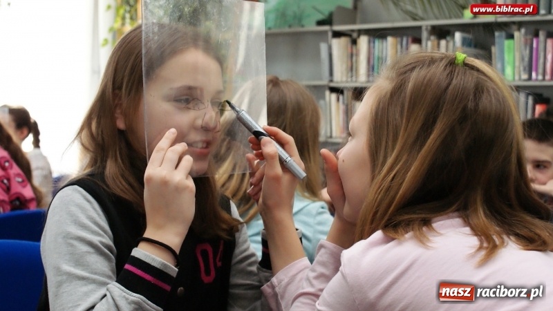 Zdjęcie w galerii na portalu naszraciborz.pl: Sztuka portretu z Justyną Styszyńską w raciborskiej bibliotece wiadomości z regionu