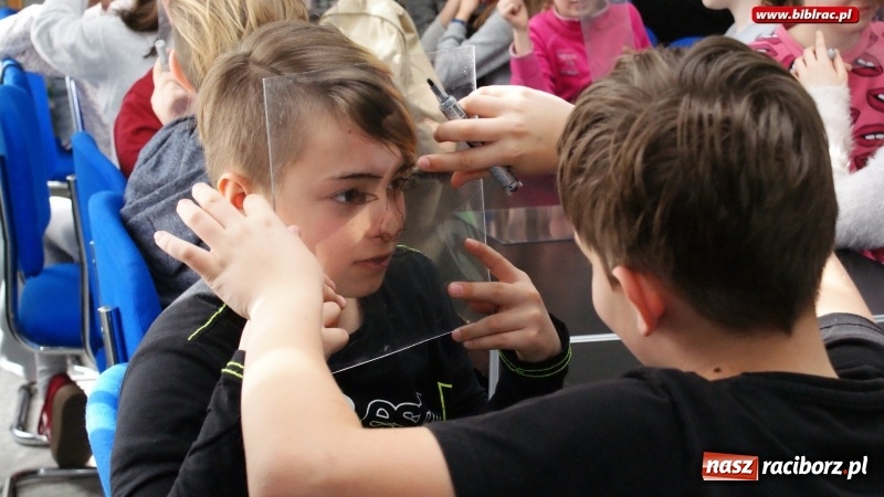 Zdjęcie w galerii na portalu naszraciborz.pl: Sztuka portretu z Justyną Styszyńską w raciborskiej bibliotece wiadomości z regionu