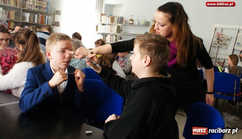 Zdjęcie w galerii na portalu naszraciborz.pl: Sztuka portretu z Justyną Styszyńską w raciborskiej bibliotece wiadomości z regionu