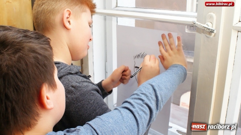 Zdjęcie w galerii na portalu naszraciborz.pl: Sztuka portretu z Justyną Styszyńską w raciborskiej bibliotece wiadomości z regionu