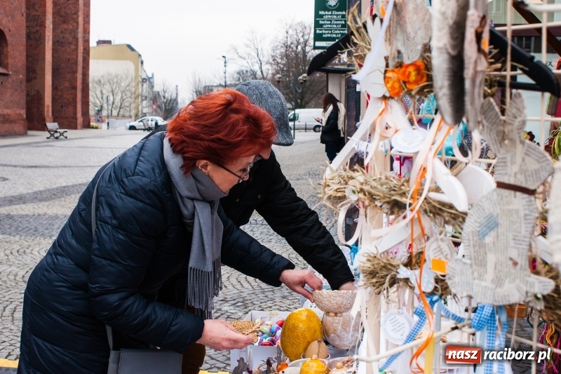 Zdjęcie w galerii na portalu naszraciborz.pl: Na Rynku ruszył raciborski Jarmark Wielkanocny. Potrwa do niedzieli wiadomości z regionu
