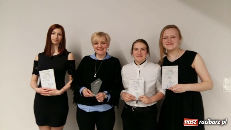 Zdjęcie w galerii na portalu naszraciborz.pl: Sukces raciborzanek z I LO. Dziennik Kwiecistych Uczuć z Laurem Złotego Pióra wiadomości z regionu