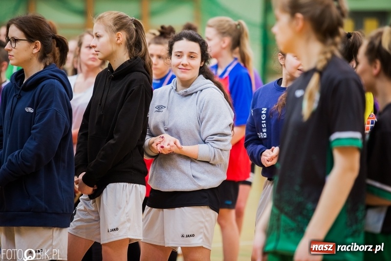 Zdjęcie w galerii na portalu naszraciborz.pl: Makroregionalny Turniej Halowej Piłki Nożnej Dziewcząt w Arenie Rafako wiadomości z regionu