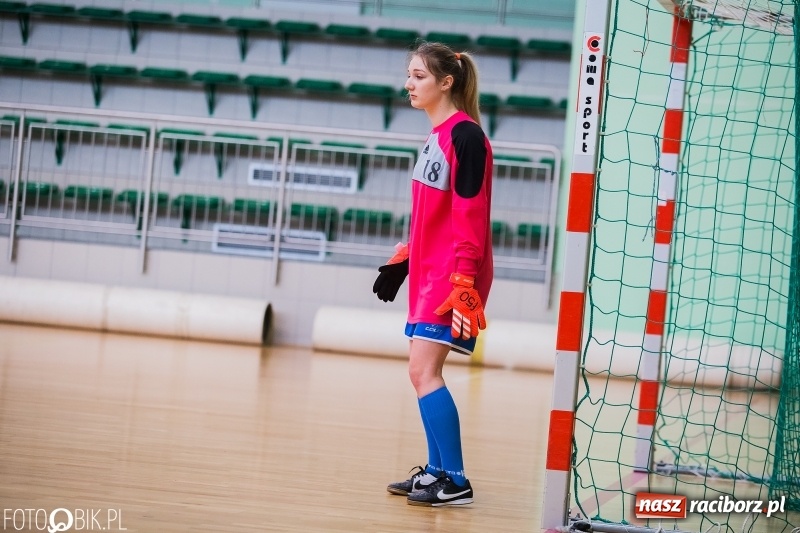 Zdjęcie w galerii na portalu naszraciborz.pl: Makroregionalny Turniej Halowej Piłki Nożnej Dziewcząt w Arenie Rafako wiadomości z regionu