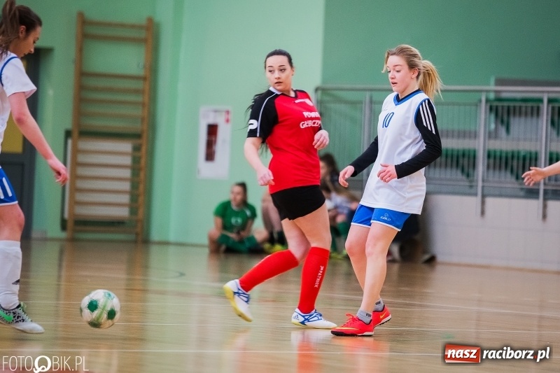 Zdjęcie w galerii na portalu naszraciborz.pl: Makroregionalny Turniej Halowej Piłki Nożnej Dziewcząt w Arenie Rafako wiadomości z regionu