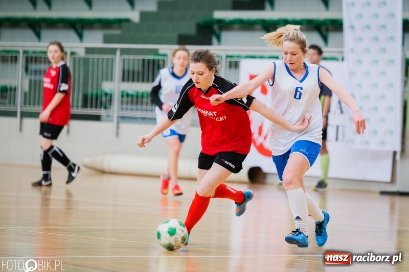 Zdjęcie w galerii na portalu naszraciborz.pl: Makroregionalny Turniej Halowej Piłki Nożnej Dziewcząt w Arenie Rafako wiadomości z regionu