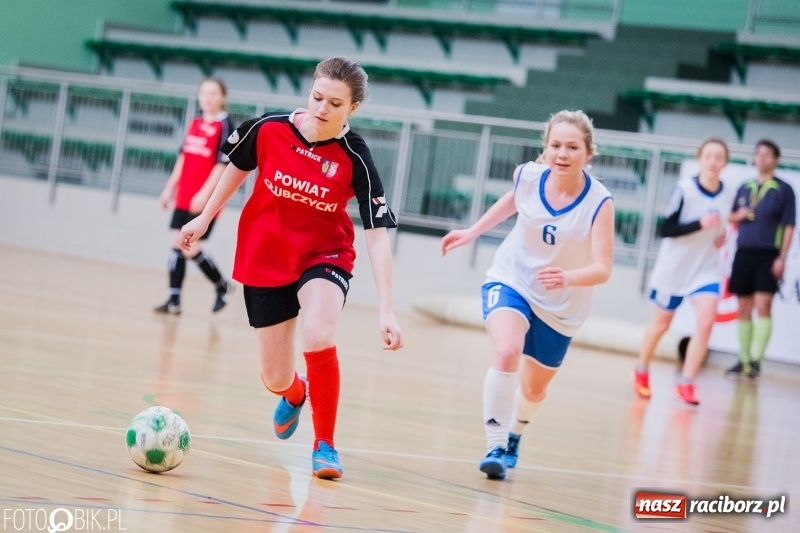Zdjęcie w galerii na portalu naszraciborz.pl: Makroregionalny Turniej Halowej Piłki Nożnej Dziewcząt w Arenie Rafako wiadomości z regionu