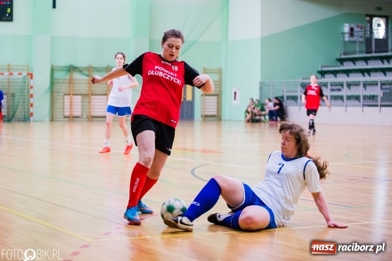 Zdjęcie w galerii na portalu naszraciborz.pl: Makroregionalny Turniej Halowej Piłki Nożnej Dziewcząt w Arenie Rafako wiadomości z regionu
