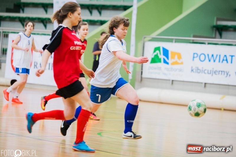 Zdjęcie w galerii na portalu naszraciborz.pl: Makroregionalny Turniej Halowej Piłki Nożnej Dziewcząt w Arenie Rafako wiadomości z regionu
