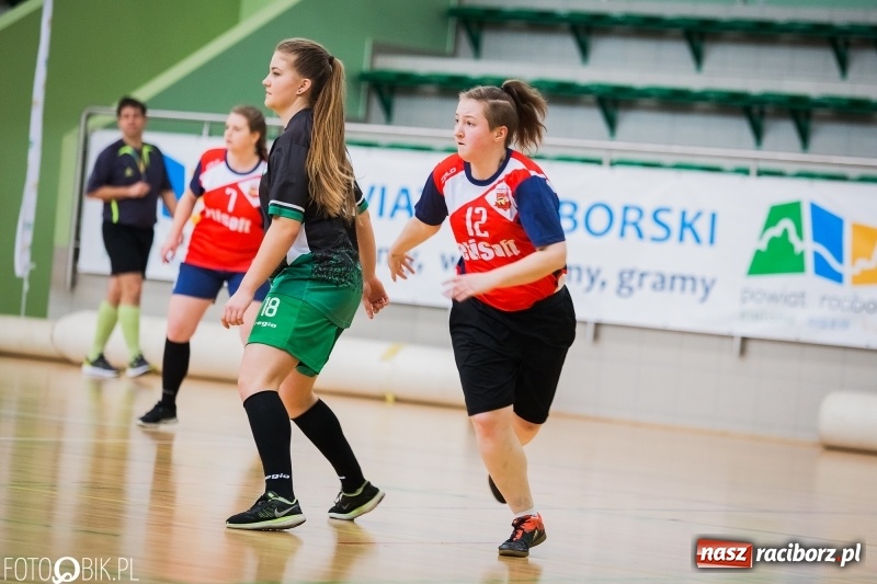 Zdjęcie w galerii na portalu naszraciborz.pl: Makroregionalny Turniej Halowej Piłki Nożnej Dziewcząt w Arenie Rafako wiadomości z regionu