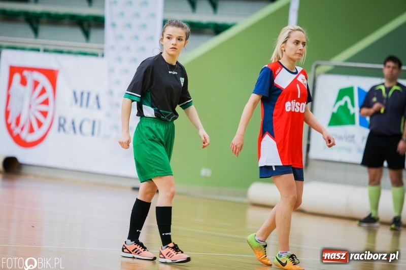 Zdjęcie w galerii na portalu naszraciborz.pl: Makroregionalny Turniej Halowej Piłki Nożnej Dziewcząt w Arenie Rafako wiadomości z regionu
