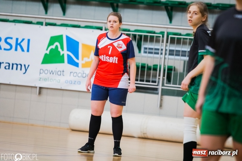 Zdjęcie w galerii na portalu naszraciborz.pl: Makroregionalny Turniej Halowej Piłki Nożnej Dziewcząt w Arenie Rafako wiadomości z regionu