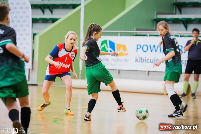 Zdjęcie w galerii na portalu naszraciborz.pl: Makroregionalny Turniej Halowej Piłki Nożnej Dziewcząt w Arenie Rafako wiadomości z regionu