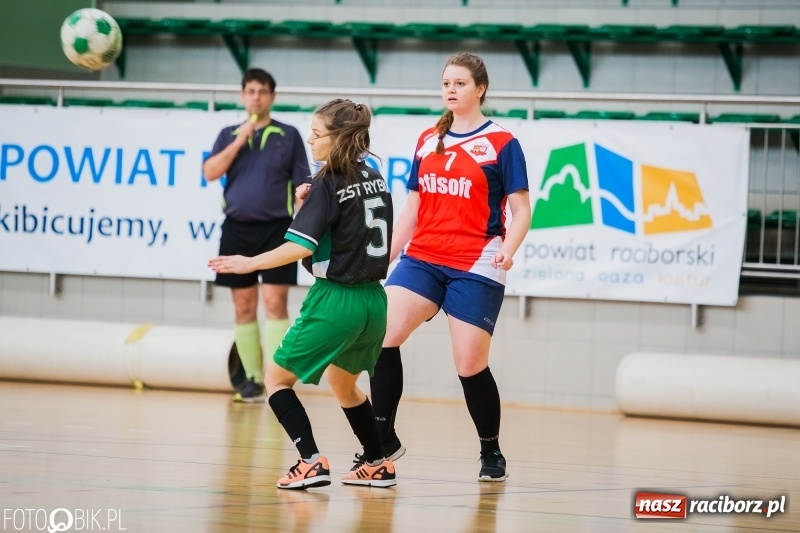 Zdjęcie w galerii na portalu naszraciborz.pl: Makroregionalny Turniej Halowej Piłki Nożnej Dziewcząt w Arenie Rafako wiadomości z regionu