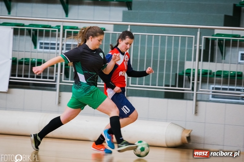 Zdjęcie w galerii na portalu naszraciborz.pl: Makroregionalny Turniej Halowej Piłki Nożnej Dziewcząt w Arenie Rafako wiadomości z regionu