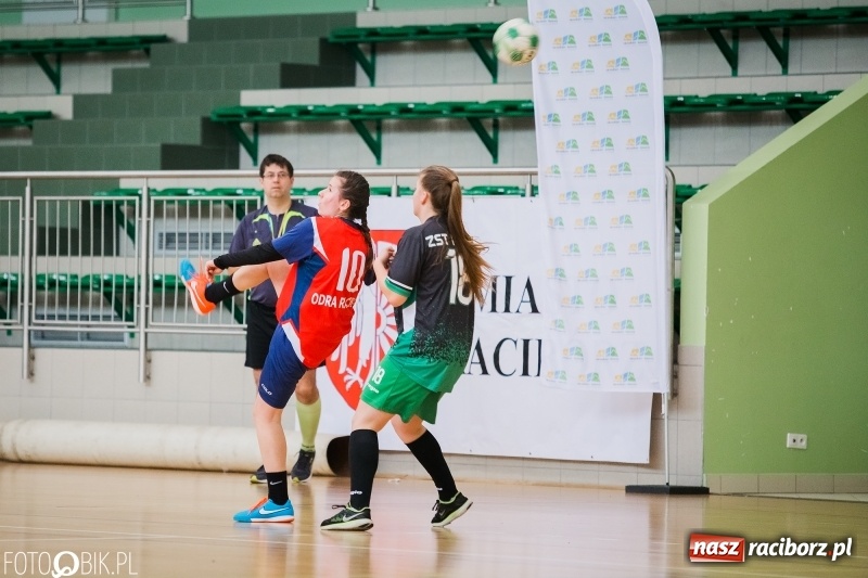 Zdjęcie w galerii na portalu naszraciborz.pl: Makroregionalny Turniej Halowej Piłki Nożnej Dziewcząt w Arenie Rafako wiadomości z regionu