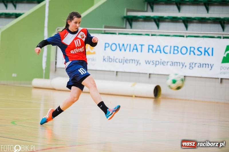 Zdjęcie w galerii na portalu naszraciborz.pl: Makroregionalny Turniej Halowej Piłki Nożnej Dziewcząt w Arenie Rafako wiadomości z regionu