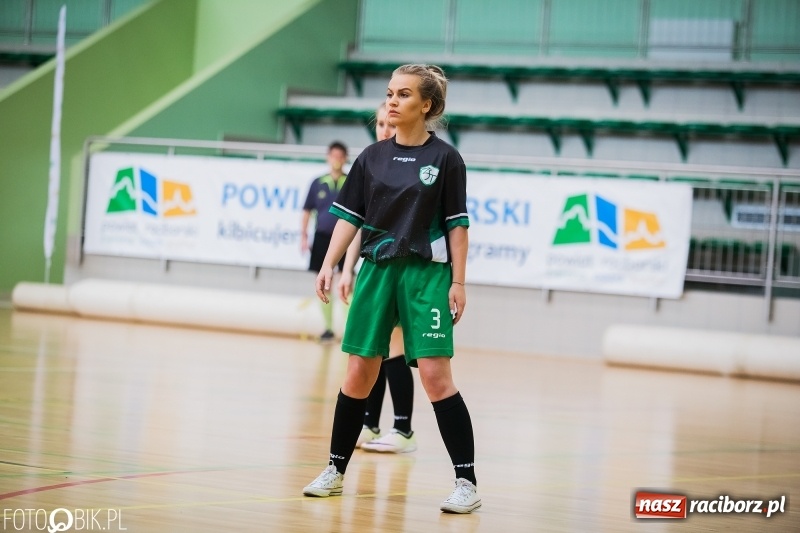 Zdjęcie w galerii na portalu naszraciborz.pl: Makroregionalny Turniej Halowej Piłki Nożnej Dziewcząt w Arenie Rafako wiadomości z regionu