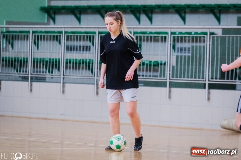Zdjęcie w galerii na portalu naszraciborz.pl: Makroregionalny Turniej Halowej Piłki Nożnej Dziewcząt w Arenie Rafako wiadomości z regionu