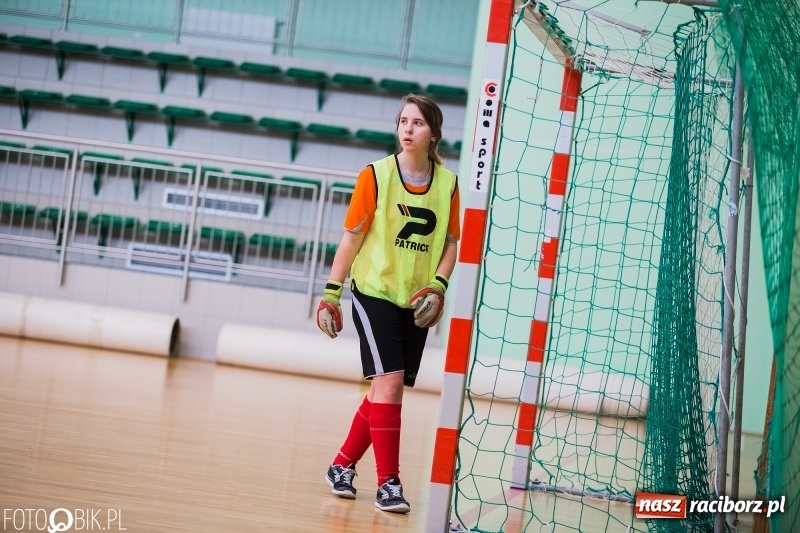 Zdjęcie w galerii na portalu naszraciborz.pl: Makroregionalny Turniej Halowej Piłki Nożnej Dziewcząt w Arenie Rafako wiadomości z regionu