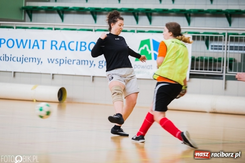 Zdjęcie w galerii na portalu naszraciborz.pl: Makroregionalny Turniej Halowej Piłki Nożnej Dziewcząt w Arenie Rafako wiadomości z regionu