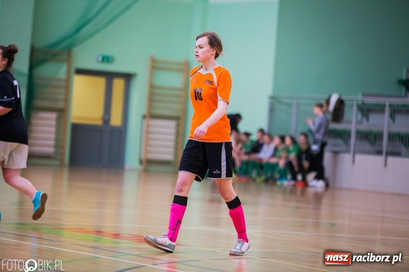 Zdjęcie w galerii na portalu naszraciborz.pl: Makroregionalny Turniej Halowej Piłki Nożnej Dziewcząt w Arenie Rafako wiadomości z regionu