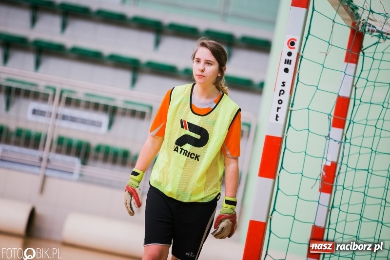 Zdjęcie w galerii na portalu naszraciborz.pl: Makroregionalny Turniej Halowej Piłki Nożnej Dziewcząt w Arenie Rafako wiadomości z regionu