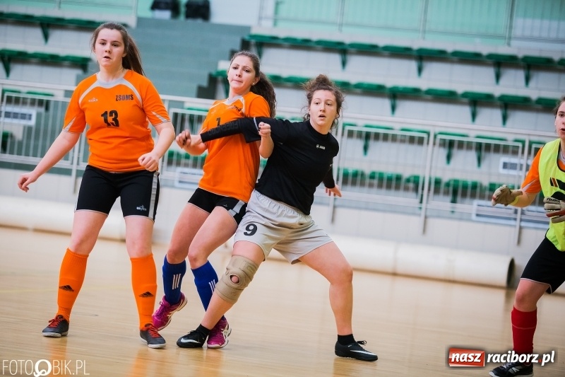 Zdjęcie w galerii na portalu naszraciborz.pl: Makroregionalny Turniej Halowej Piłki Nożnej Dziewcząt w Arenie Rafako wiadomości z regionu
