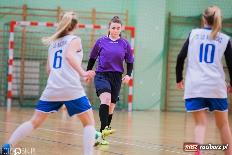 Zdjęcie w galerii na portalu naszraciborz.pl: Makroregionalny Turniej Halowej Piłki Nożnej Dziewcząt w Arenie Rafako wiadomości z regionu