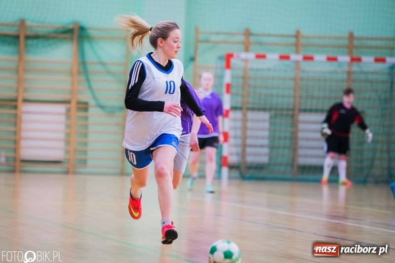 Zdjęcie w galerii na portalu naszraciborz.pl: Makroregionalny Turniej Halowej Piłki Nożnej Dziewcząt w Arenie Rafako wiadomości z regionu