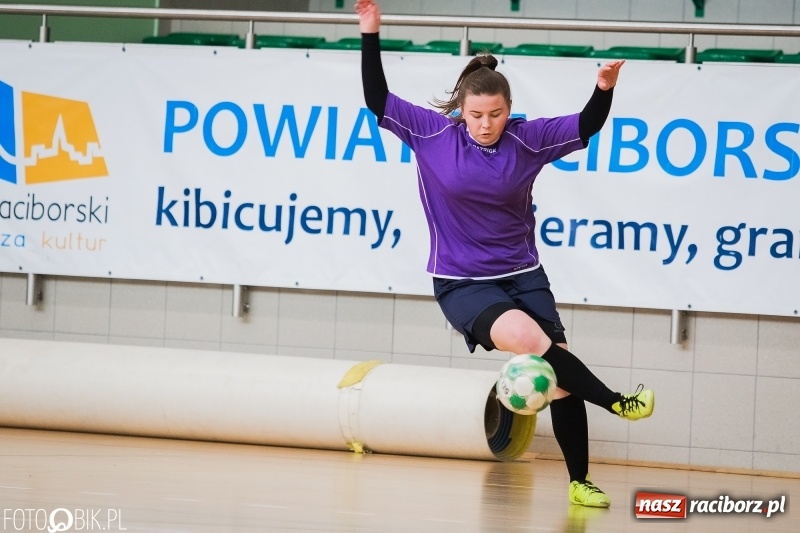Zdjęcie w galerii na portalu naszraciborz.pl: Makroregionalny Turniej Halowej Piłki Nożnej Dziewcząt w Arenie Rafako wiadomości z regionu