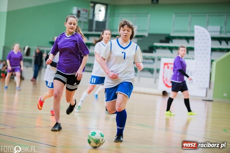 Zdjęcie w galerii na portalu naszraciborz.pl: Makroregionalny Turniej Halowej Piłki Nożnej Dziewcząt w Arenie Rafako wiadomości z regionu