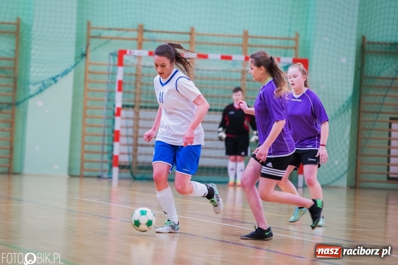 Zdjęcie w galerii na portalu naszraciborz.pl: Makroregionalny Turniej Halowej Piłki Nożnej Dziewcząt w Arenie Rafako wiadomości z regionu
