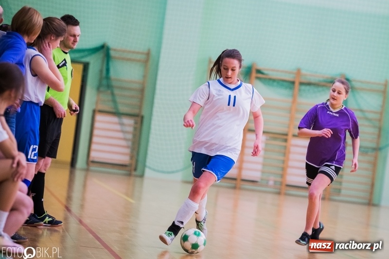 Zdjęcie w galerii na portalu naszraciborz.pl: Makroregionalny Turniej Halowej Piłki Nożnej Dziewcząt w Arenie Rafako wiadomości z regionu