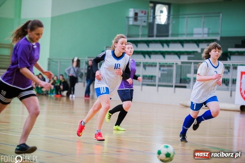 Zdjęcie w galerii na portalu naszraciborz.pl: Makroregionalny Turniej Halowej Piłki Nożnej Dziewcząt w Arenie Rafako wiadomości z regionu