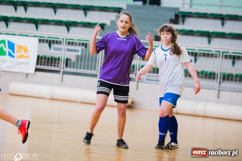 Zdjęcie w galerii na portalu naszraciborz.pl: Makroregionalny Turniej Halowej Piłki Nożnej Dziewcząt w Arenie Rafako wiadomości z regionu