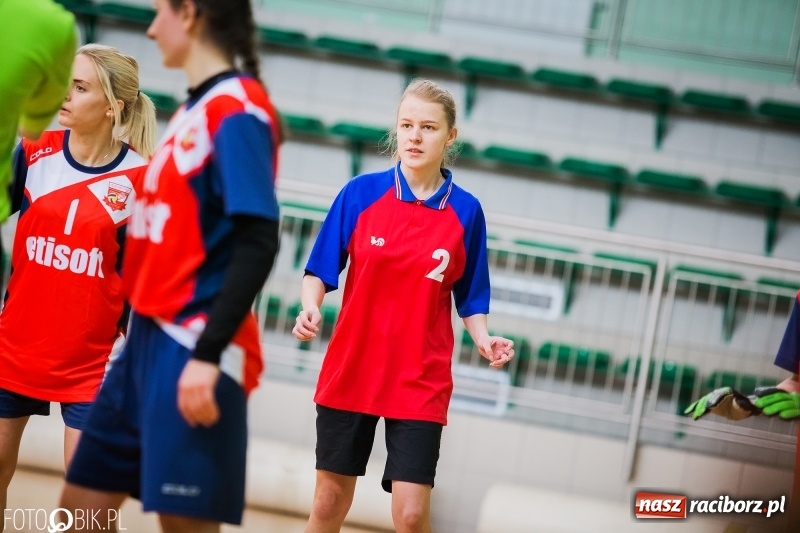 Zdjęcie w galerii na portalu naszraciborz.pl: Makroregionalny Turniej Halowej Piłki Nożnej Dziewcząt w Arenie Rafako wiadomości z regionu