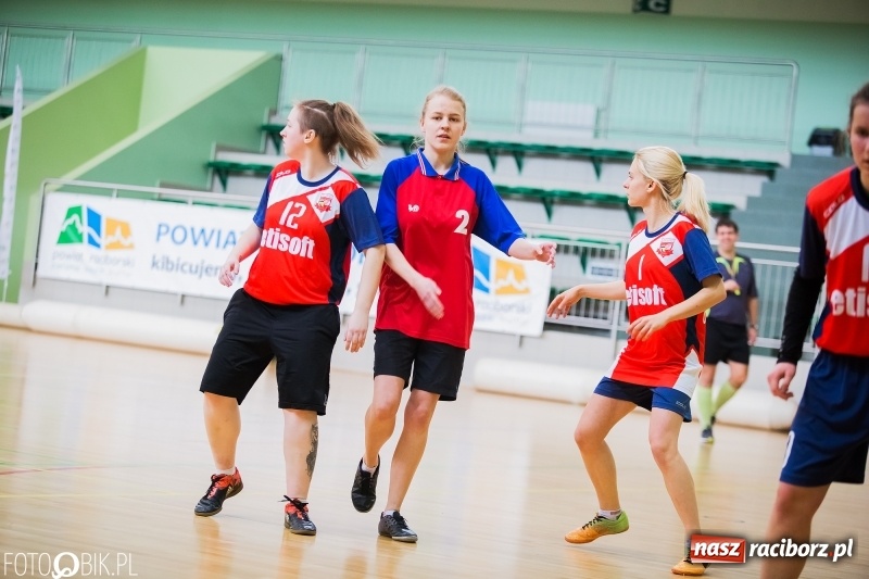 Zdjęcie w galerii na portalu naszraciborz.pl: Makroregionalny Turniej Halowej Piłki Nożnej Dziewcząt w Arenie Rafako wiadomości z regionu