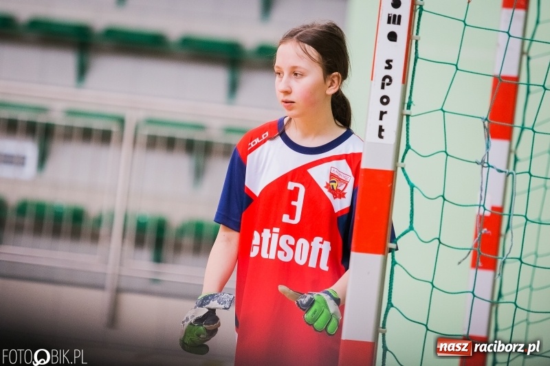 Zdjęcie w galerii na portalu naszraciborz.pl: Makroregionalny Turniej Halowej Piłki Nożnej Dziewcząt w Arenie Rafako wiadomości z regionu