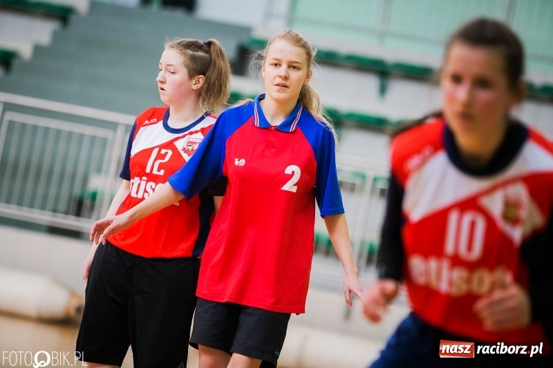 Zdjęcie w galerii na portalu naszraciborz.pl: Makroregionalny Turniej Halowej Piłki Nożnej Dziewcząt w Arenie Rafako wiadomości z regionu