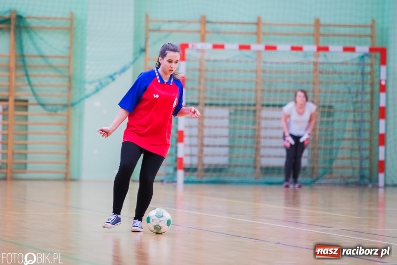 Zdjęcie w galerii na portalu naszraciborz.pl: Makroregionalny Turniej Halowej Piłki Nożnej Dziewcząt w Arenie Rafako wiadomości z regionu